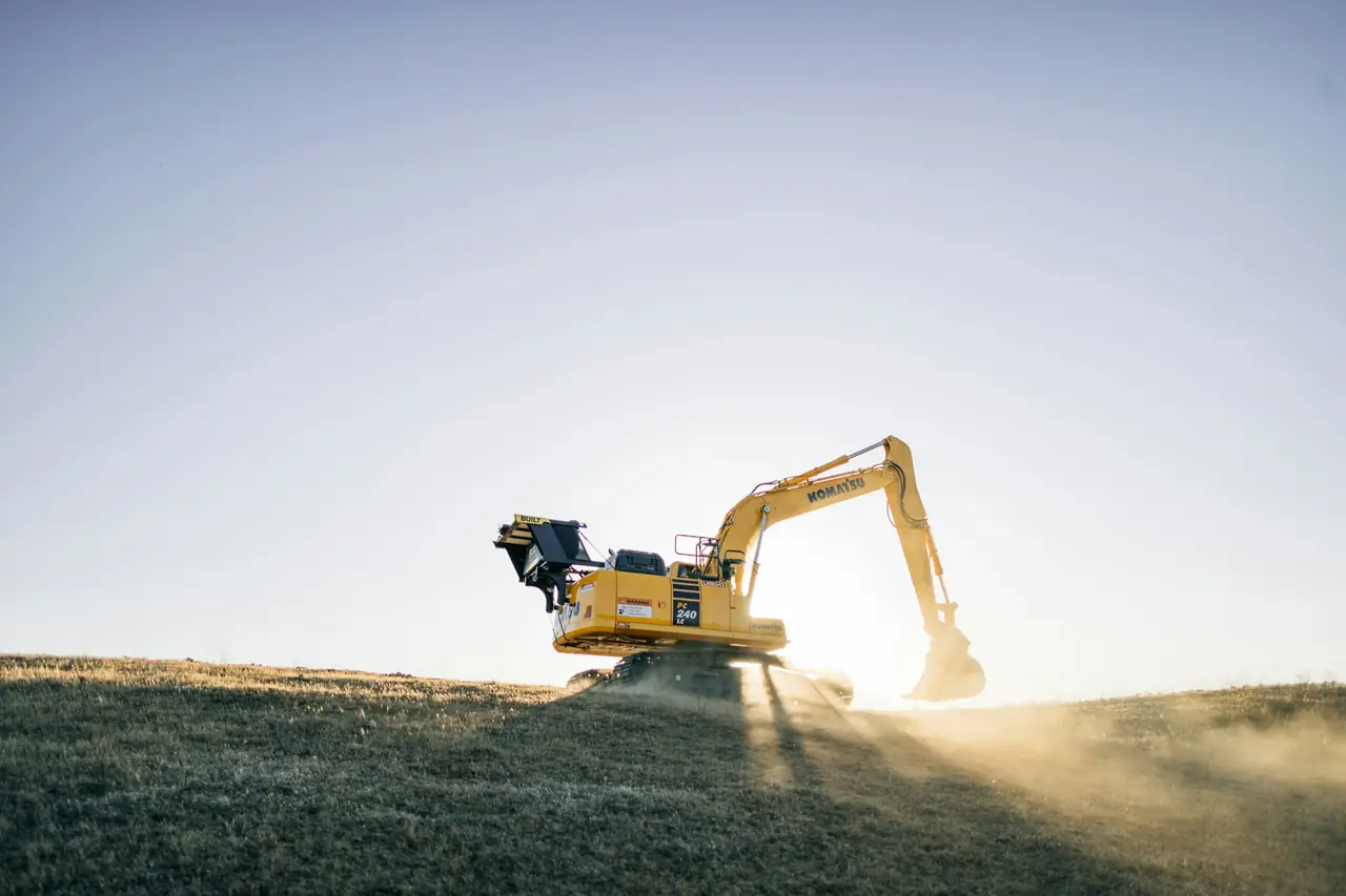 Graafmachine aan het werk bij zonsopkomst