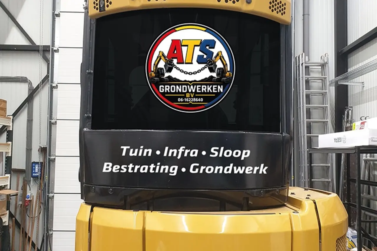 Minigraver van ATS Grondwerken met logo