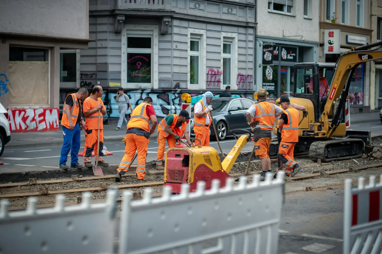 Ploeg van ATS Grondwerken aan het werk