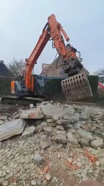 Sloop van het bijgebouw met de sorteergrijper