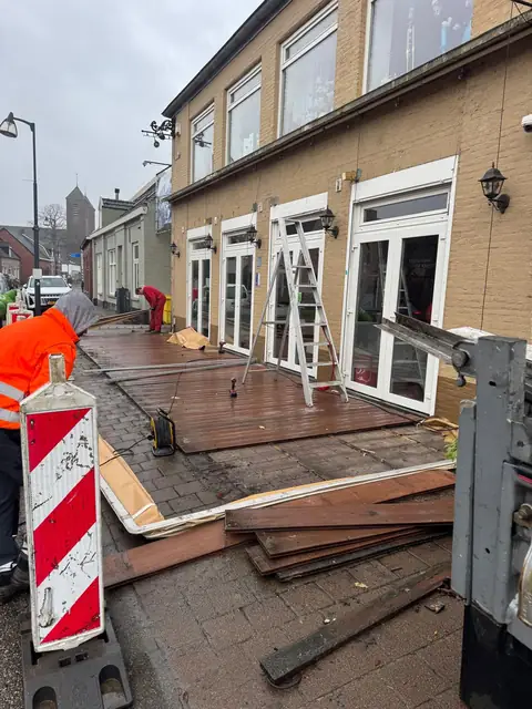 Verwijderen van het oude houten terras