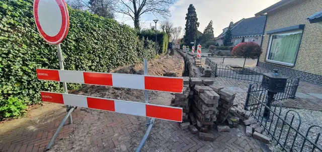 Opgebroken stoep in de dorpskern