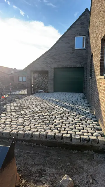Nieuwe oprit van kasseien voor de garage