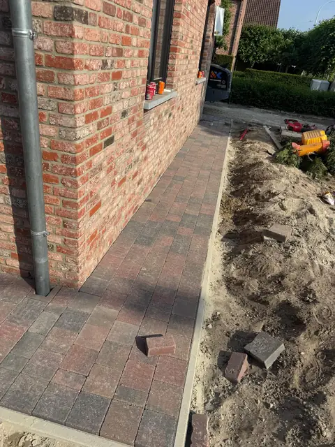 Klinkerpad met opsluitband langs de woning