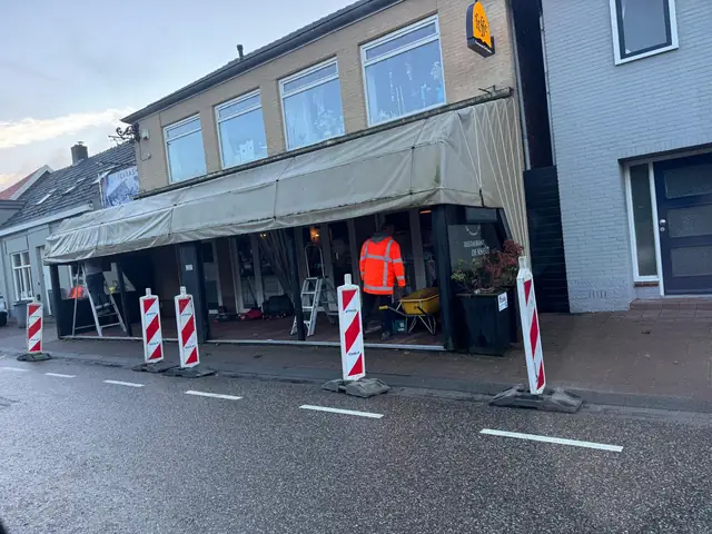 Winkelpand met afzetting tijdens de werkzaamheden