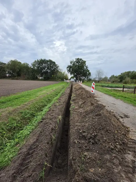 Lange sleuf langs een landelijke weg