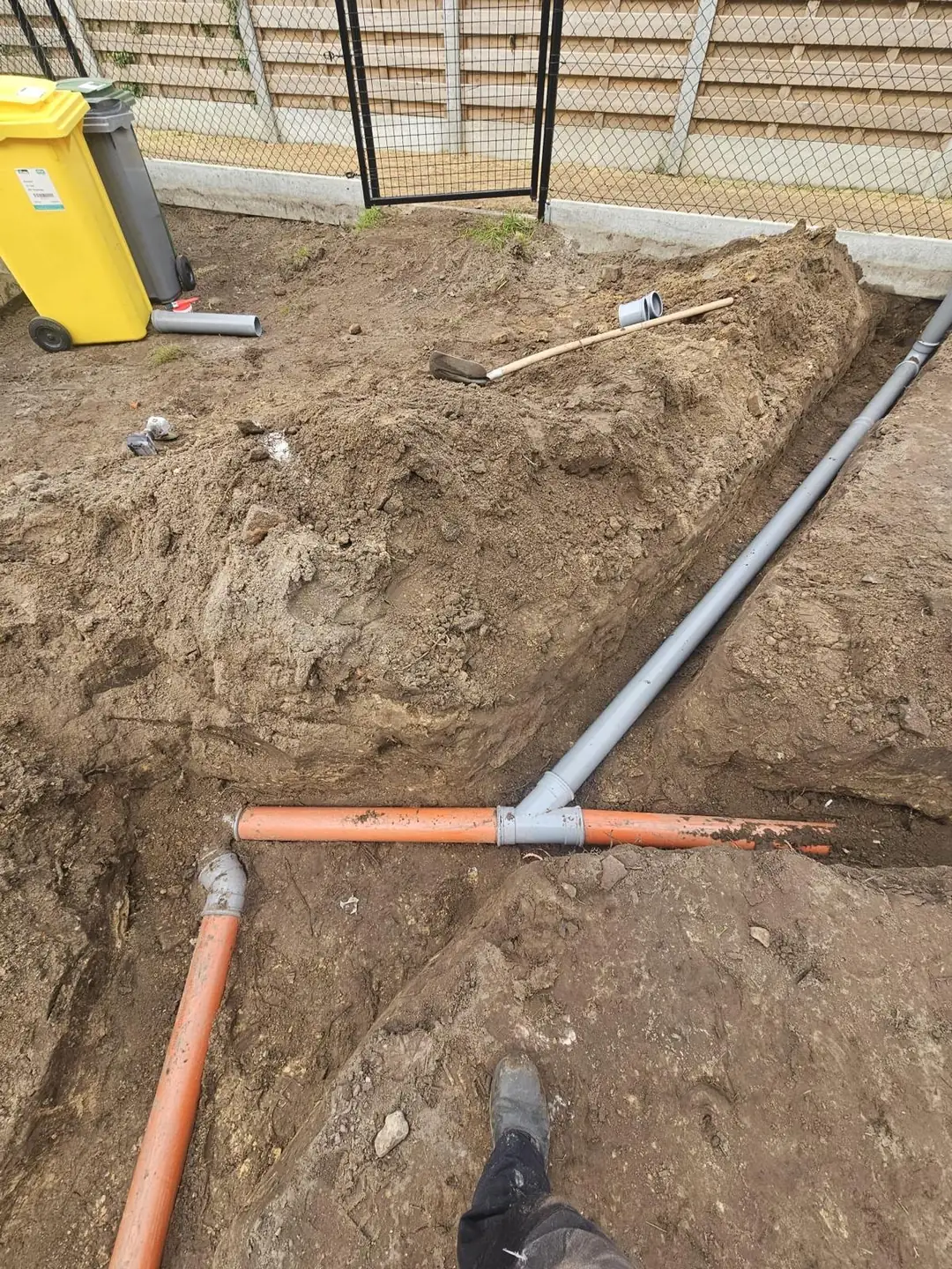 Nieuwe PVC-afvoerleidingen in de sleuf