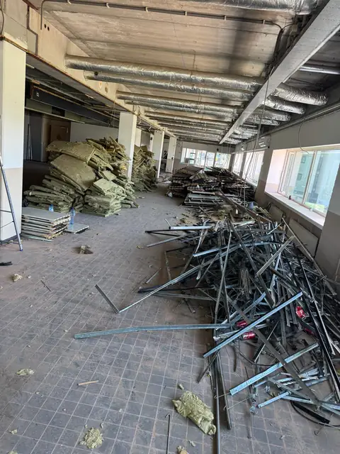 Gedemonteerde profielen en isolatie