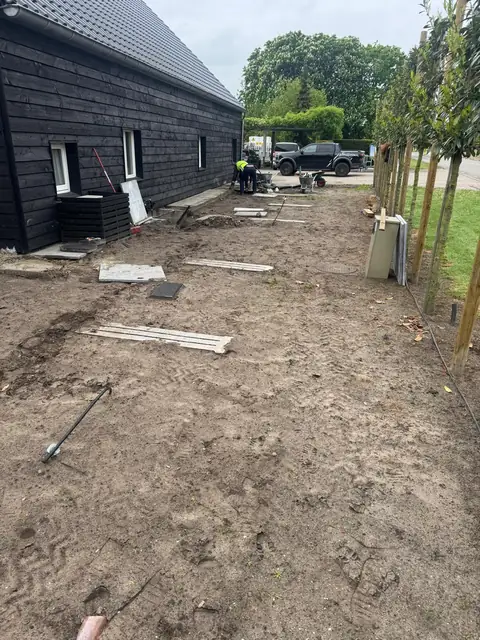 Kale grond naast de schuur bij de start