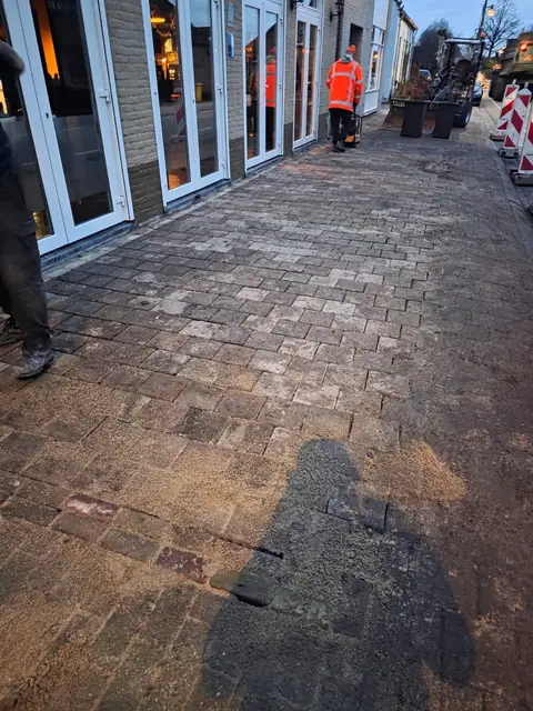 Nieuwe bestrating voor de gevel