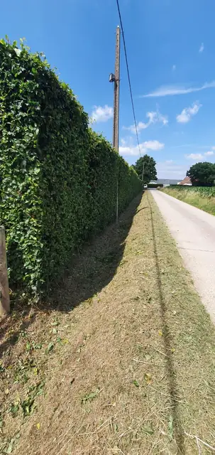 Aangevulde sleuf langs de weg