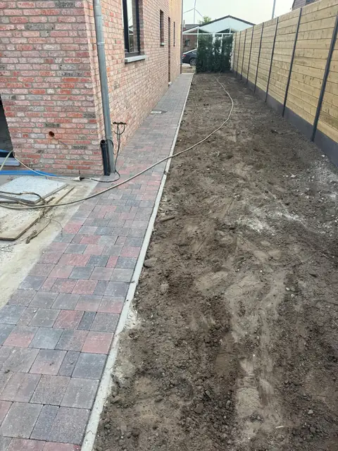 Pad van gebakken klinkers langs de gevel