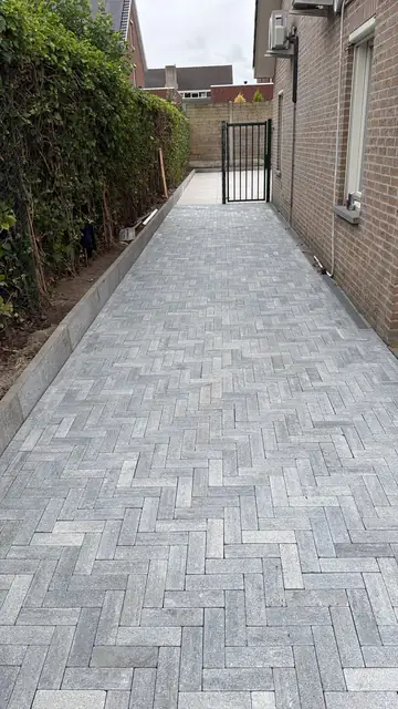 Zijpad in visgraatverband met opsluitbanden