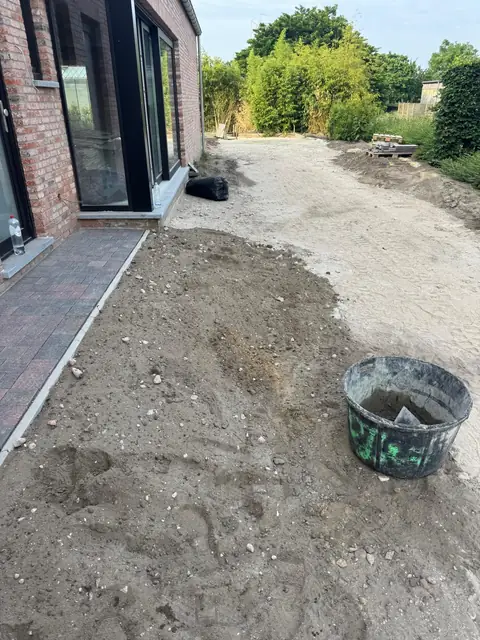 Terrein naast het terras tijdens de werkzaamheden