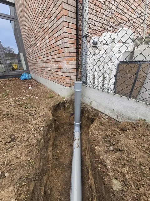 Regenpijp aangesloten op de nieuwe afvoer