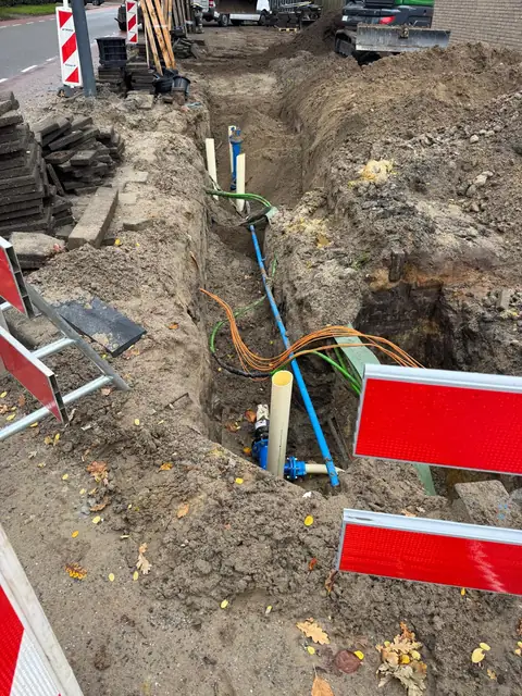 Nieuwe leidingen in de sleuf