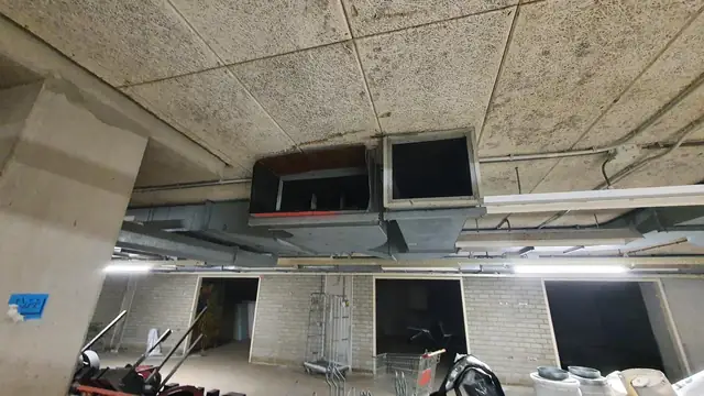 Ruimte onder de tribune na het strippen
