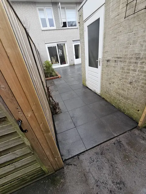 Tegelpad bij de achterdeur