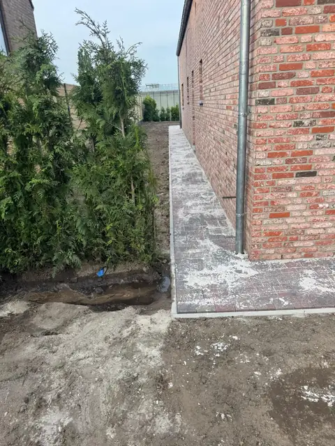 Opsluitband langs de haag