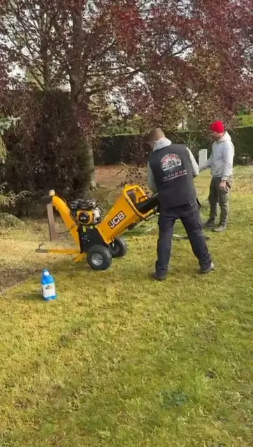 Snoeiafval versnipperen met de houtversnipperaar