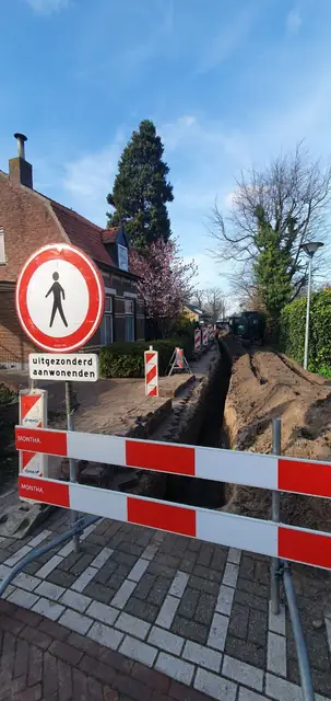 Sleuf in de dorpskern met afzetting