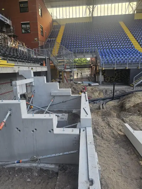 Grondwerk rond de nieuwe tribunetrappen