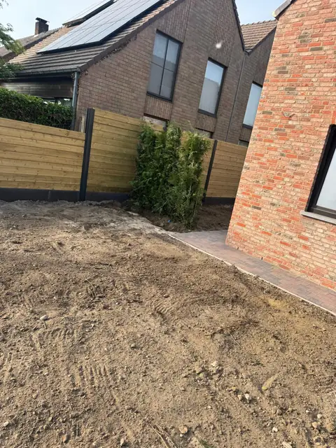 Geëgaliseerde tuin naast de woning