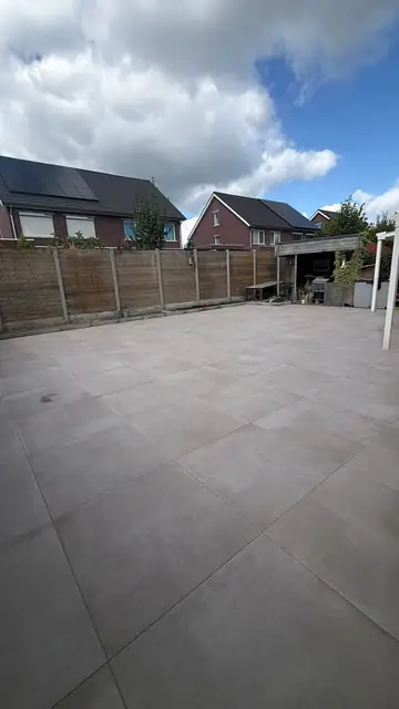 Ruim terras van keramische tegels