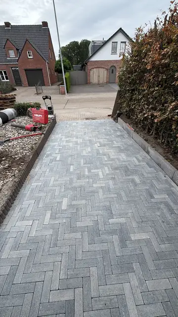 Nieuw pad in visgraatverband richting de straat
