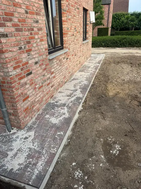Hoek van de woning met het nieuwe pad