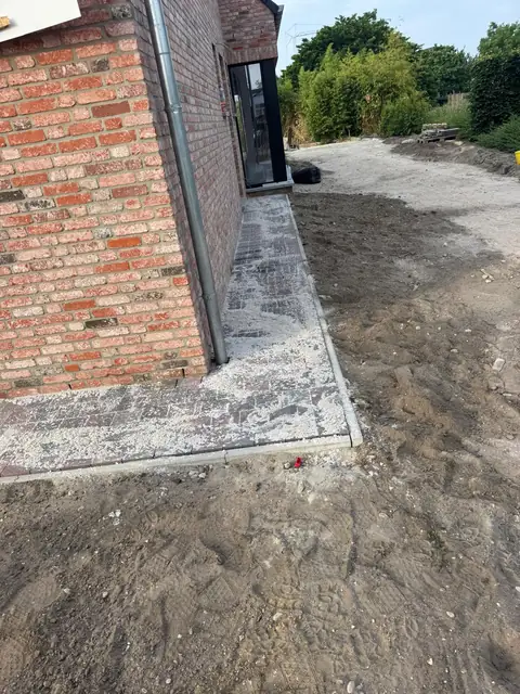Pad rond de hoek van de woning