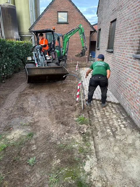 Uitgraven van het zijpad met de minigraver