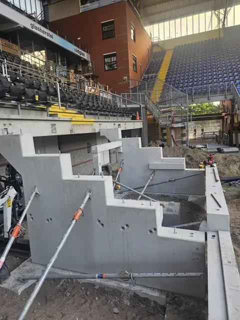 Betonnen trappen voor de tribune