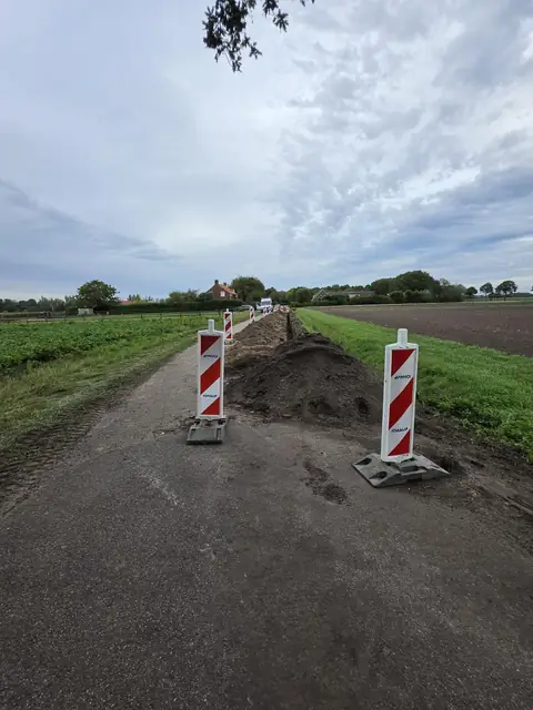 Sleuf met afzetting op de buitenweg